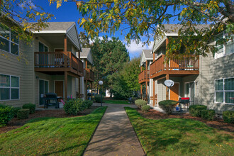 Suzann Plaza Apartments in Beaverton, OR - Building Photo - Building Photo