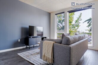 10050 NE 10th St in Bellevue, WA - Building Photo - Building Photo