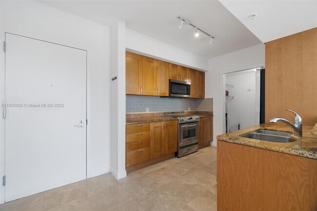 1755 E Hallandale Beach Blvd, Unit 205E in Hallandale Beach, FL - Building Photo - Building Photo