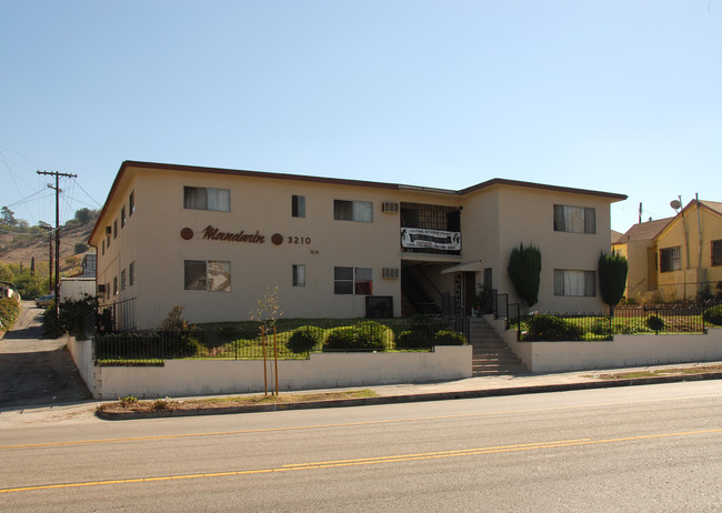 3210 Pasadena Ave in Los Angeles, CA - Foto de edificio - Building Photo