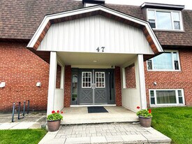 Lewis Court Apartments in Sault Ste Marie, ON - Building Photo