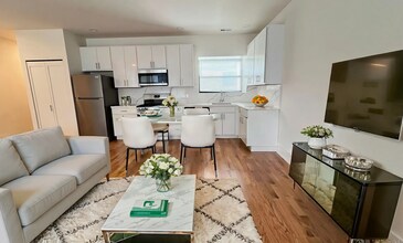 652 W Gordon Terrace in Chicago, IL - Building Photo - Building Photo