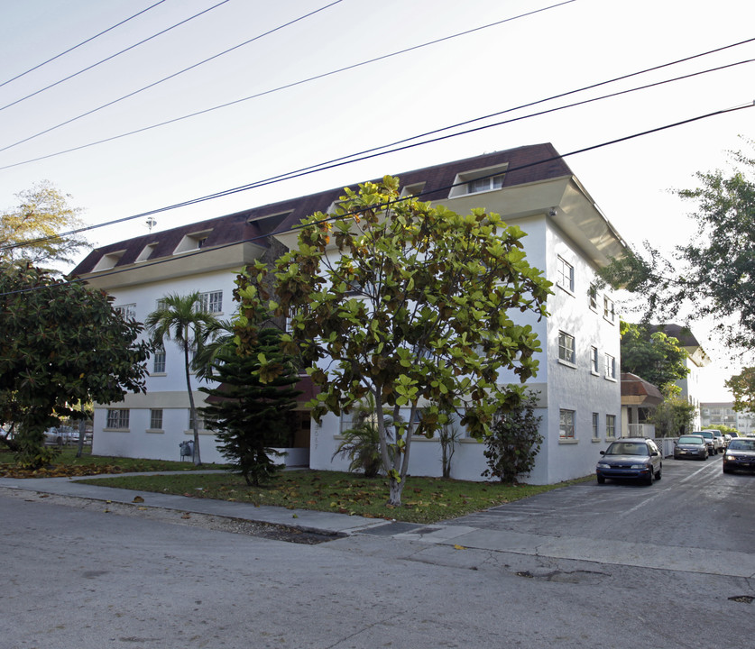 Dadeland Apartments in Miami, FL - Building Photo