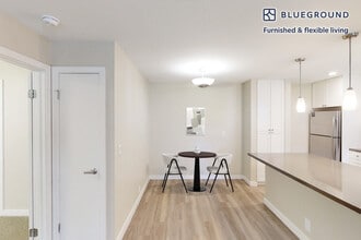 7205 Charmant Dr in San Diego, CA - Foto de edificio - Building Photo
