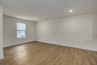 702 Courtyard Ln in Amelia, OH - Foto de edificio - Building Photo