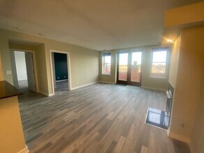 3550 W Montrose Ave, Unit 508 in Chicago, IL - Foto de edificio - Building Photo