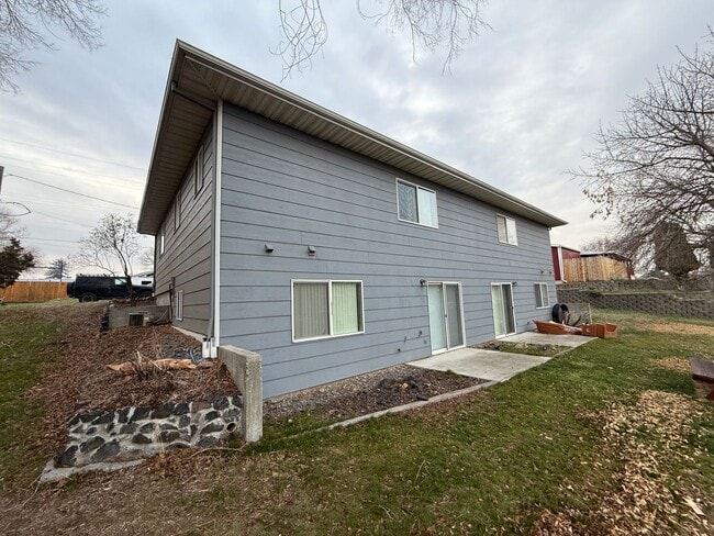 180-190 NE 10th St in Madras, OR - Building Photo - Building Photo