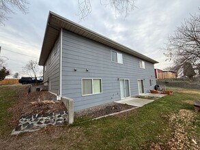 180-190 NE 10th St in Madras, OR - Building Photo - Building Photo