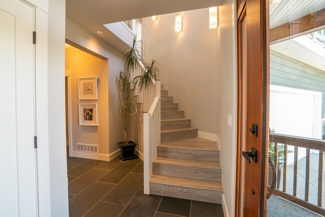 5361 Royal Sea View in Nanaimo, BC - Building Photo - Building Photo