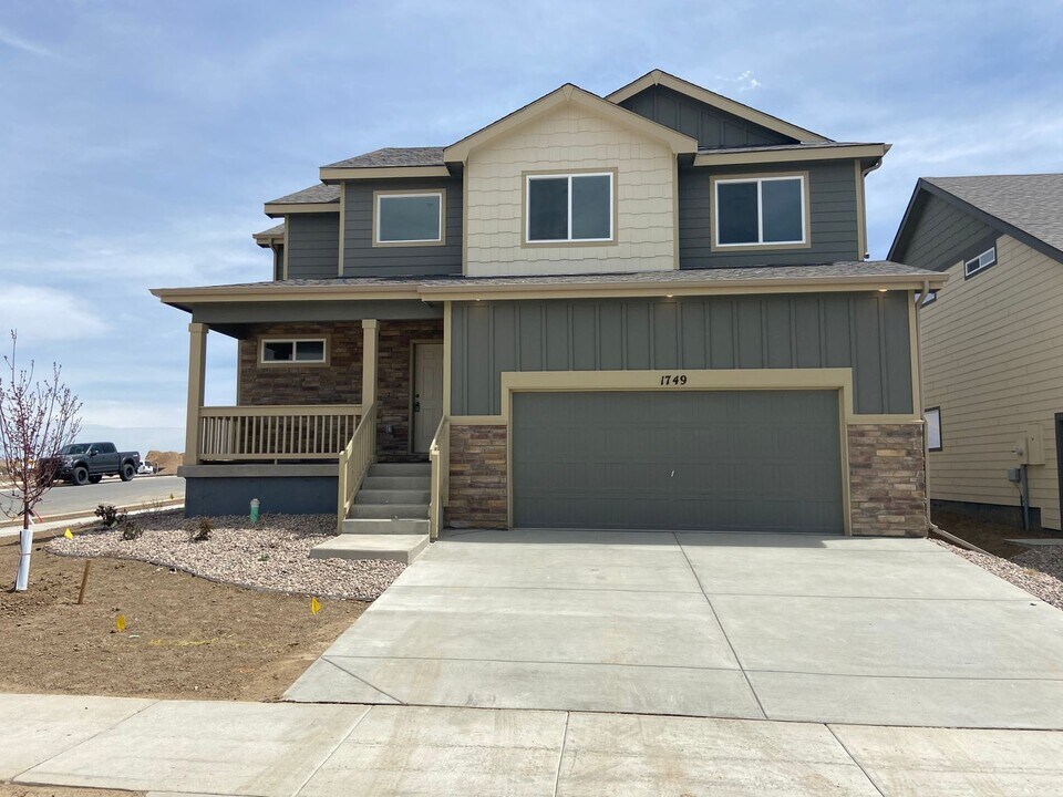 1749 Country Sun Dr in Windsor, CO - Building Photo