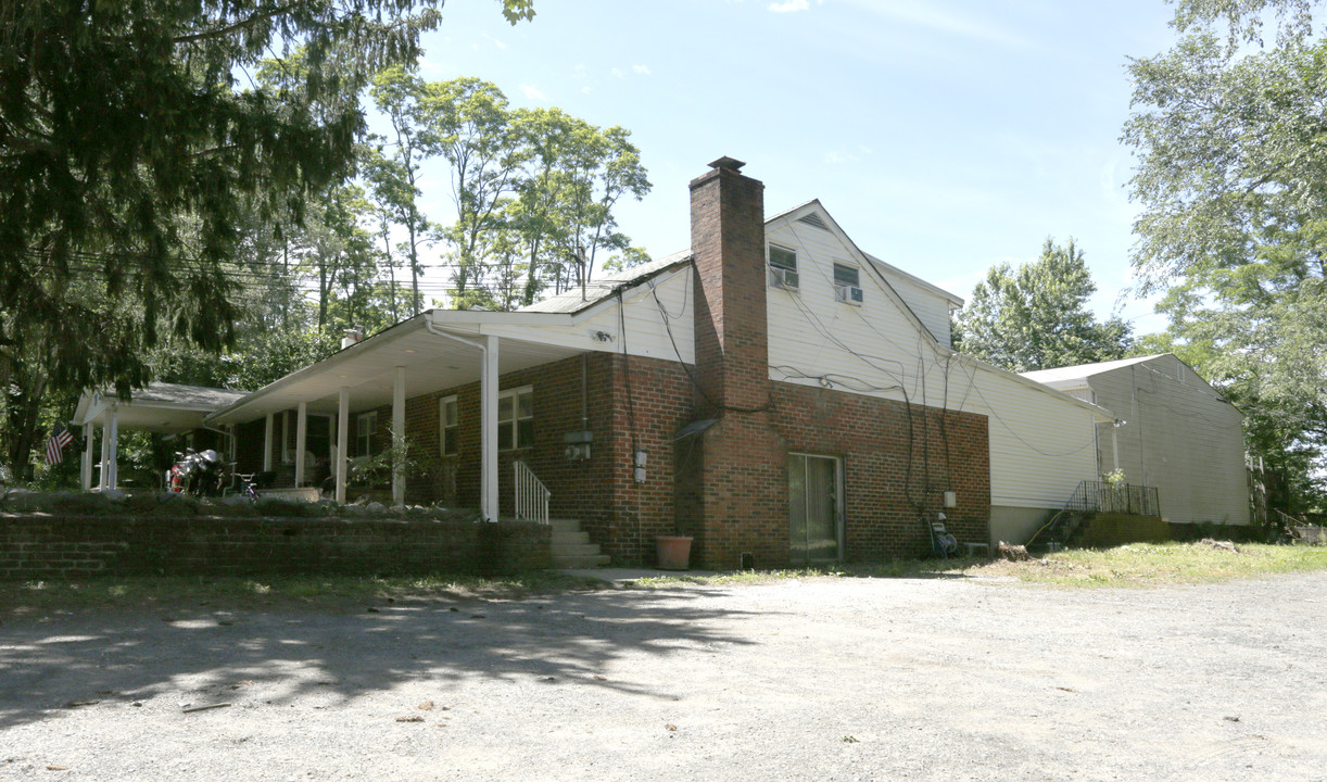 79 Pleasant Valley Rd in Old Bridge, NJ - Building Photo