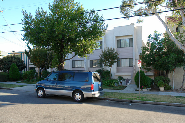 800 E Windsor Rd in Glendale, CA - Foto de edificio - Building Photo