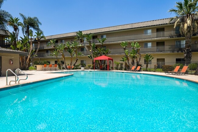 Coronado Palms Apartments in Anaheim, CA - Foto de edificio - Building Photo