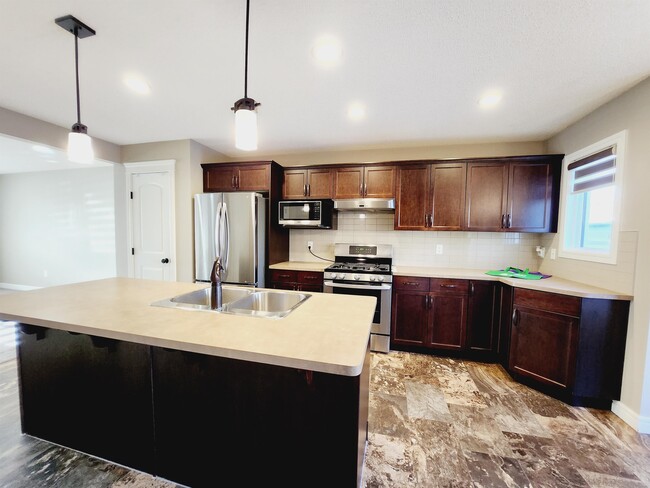 170 Desrochers Gate SW in Edmonton, AB - Building Photo - Building Photo