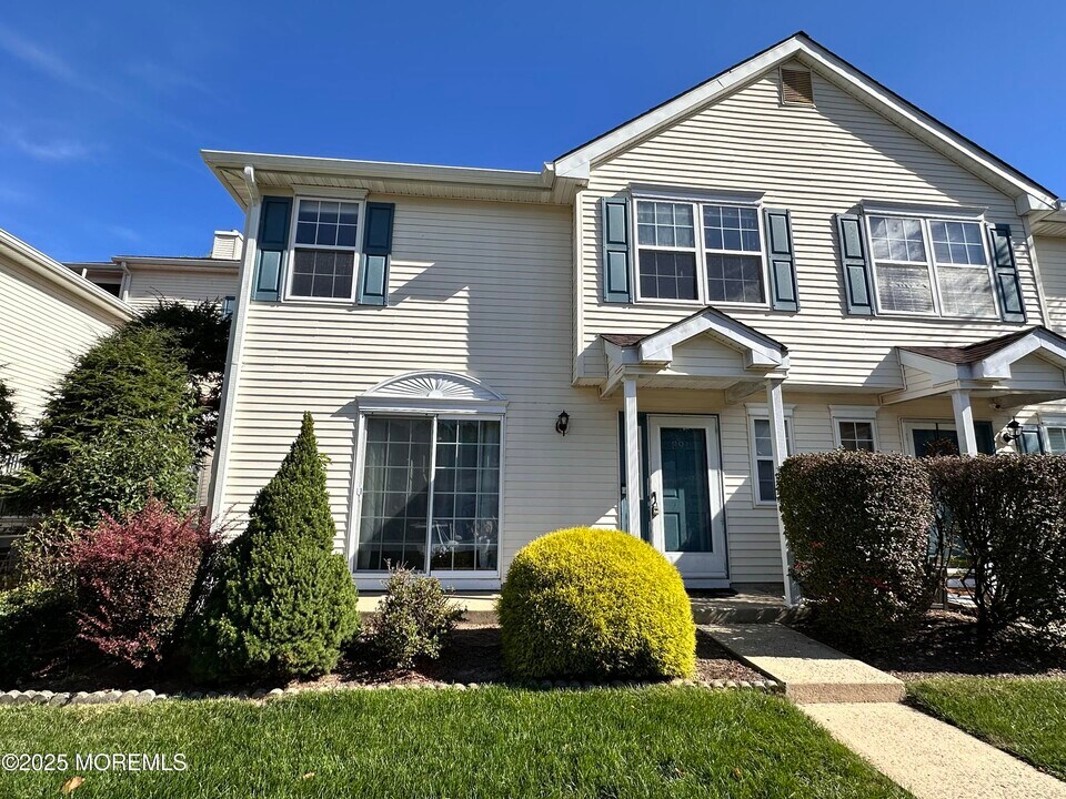 891 Crimson Ct in Morganville, NJ - Building Photo