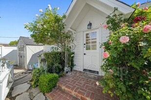 220 Monte Vista Ave in Costa Mesa, CA - Building Photo