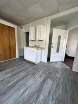 33 1/2 1st St in Amsterdam, NY - Building Photo