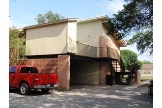 1016 Bois D'Arc in Lockhart, TX - Building Photo - Building Photo