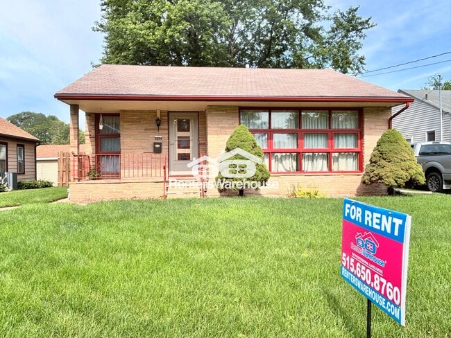 property at 3204 E 9th St