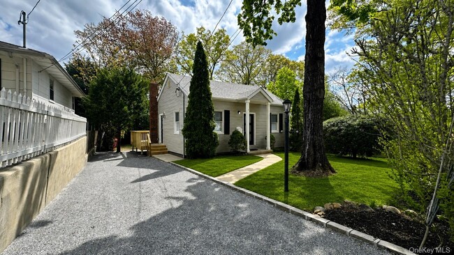 property at 8 Bayard Ave