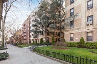 260 Ocean Pkwy in Brooklyn, NY - Building Photo - Building Photo