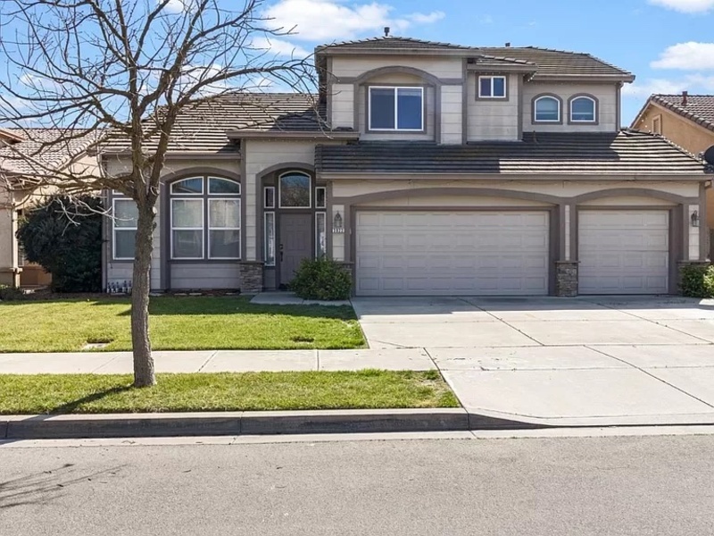 3022 Red Oak Ct in Turlock, CA - Foto de edificio