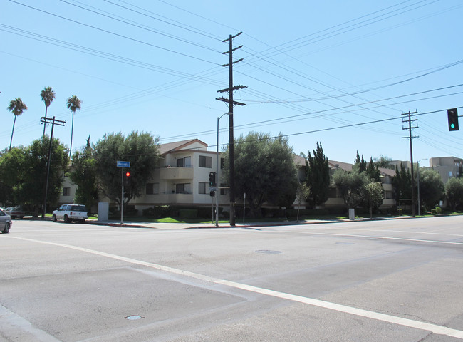 Pine Tree Terrace in Reseda, CA - Foto de edificio - Building Photo