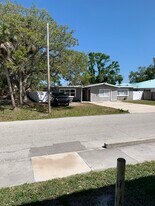 2035 Jo An Dr in Sarasota, FL - Building Photo