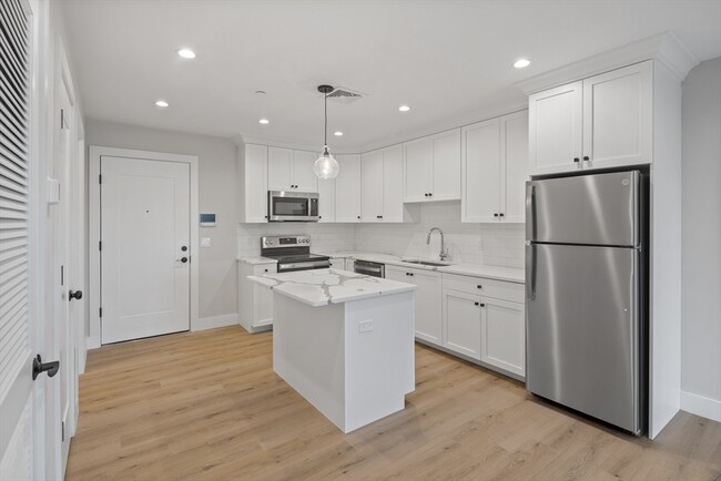 186 Bedford St in Lexington, MA - Foto de edificio - Building Photo