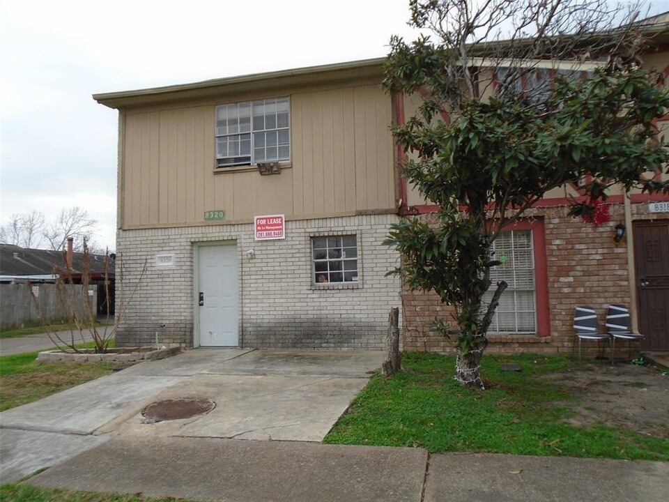 8320 Leamont Dr in Houston, TX - Building Photo