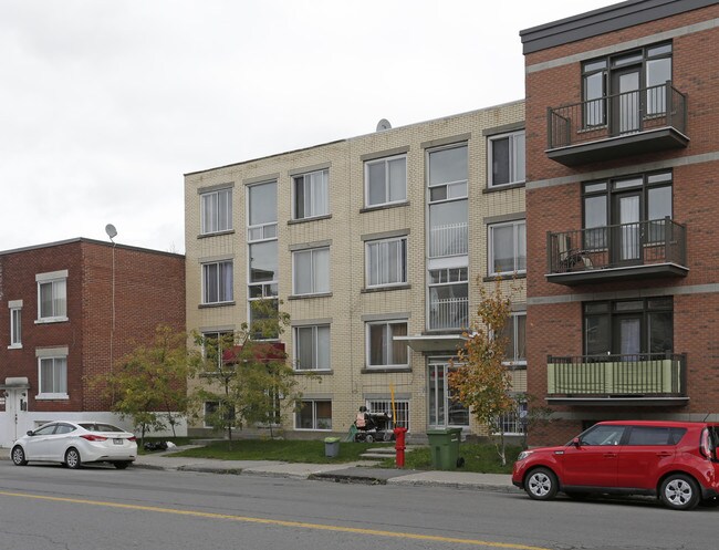 4790 E Ontario Rue E in Montréal, QC - Building Photo - Building Photo