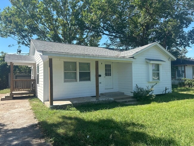 property at 806 Old Angleton Rd