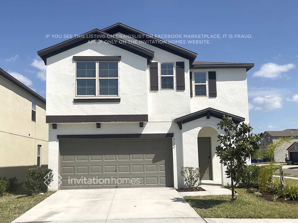 7122 Paradise Island Ct in Sun City Center, FL - Building Photo