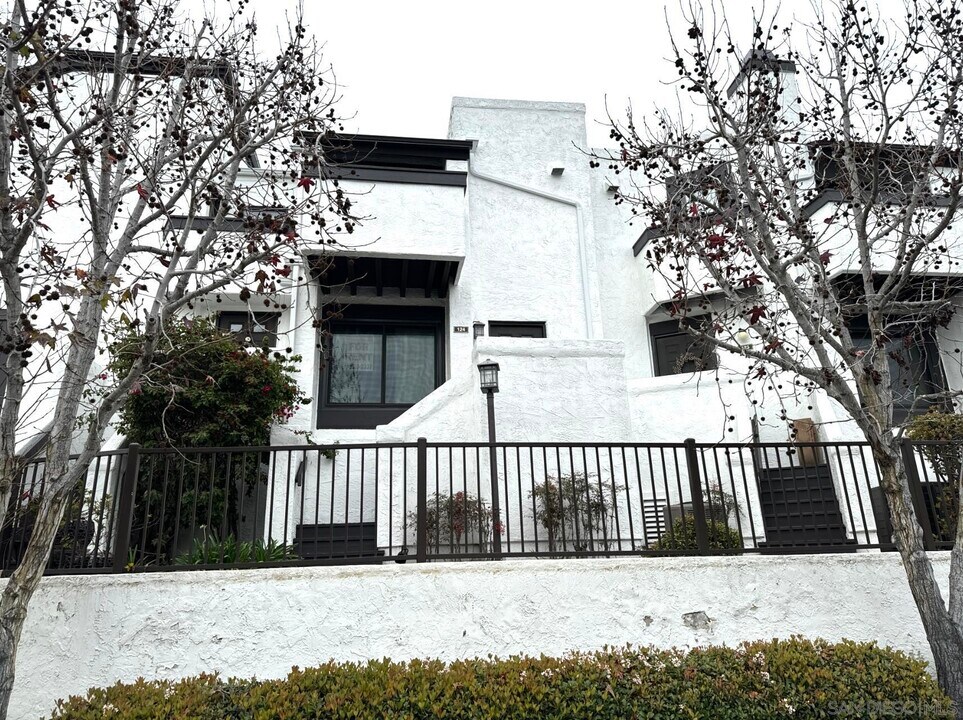 2252 Caminito Pajarito in San Diego, CA - Building Photo