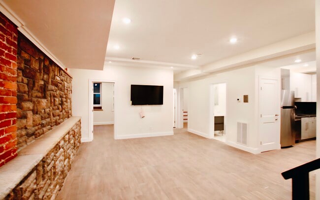 1614 Beacon St, Unit 11 in Brookline, MA - Foto de edificio - Building Photo