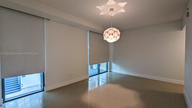 6000 Collins Ave, Unit 101 in Miami Beach, FL - Building Photo - Building Photo