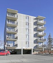 Parkwood Towers in Calgary, AB - Building Photo - Building Photo