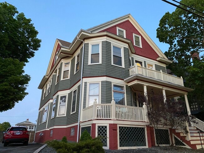 10 Bainbridge Ave, Unit 1 Private Bedroom in Providence, RI - Building Photo - Building Photo