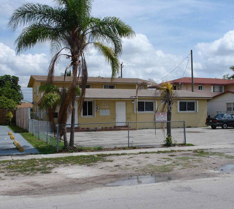 1145 W 27th St in Hialeah, FL - Foto de edificio