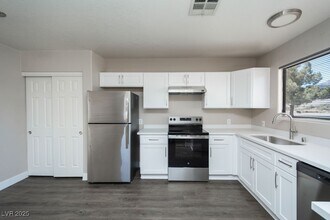 2120 McMurray Dr in Pahrump, NV - Foto de edificio - Building Photo