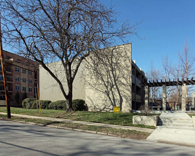 Casa Royale Condos in Kansas City, MO - Building Photo - Building Photo