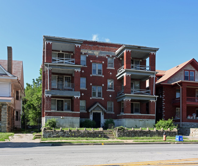 2809 E Linwood Blvd in Kansas City, MO - Foto de edificio - Building Photo