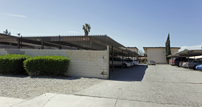 Mountain Plaza Apartments in San Bernardino, CA - Foto de edificio - Building Photo