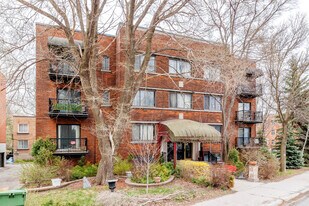 2530 Van Horne Av in Montréal, QC - Building Photo