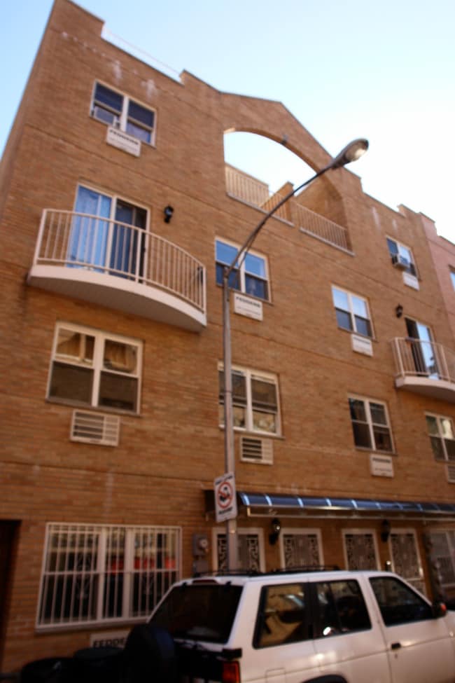 4169-4171 Summit Ct in Flushing, NY - Foto de edificio - Building Photo