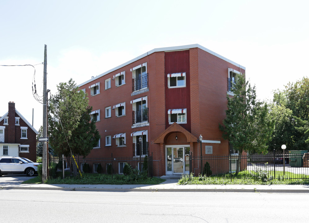 Laurel Apartments in Waterloo, ON - Building Photo