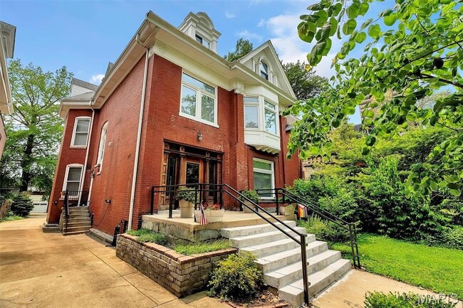 property at 4414 W Pine Blvd