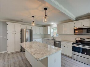 1330 E Washington St in Shreveport, LA - Building Photo - Building Photo