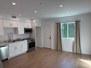 18906 Lassen St in Los Angeles, CA - Building Photo - Building Photo