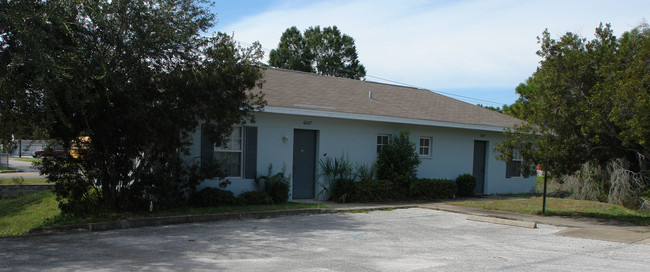 6005-6029 Vermont Ave in New Port Richey, FL - Foto de edificio - Building Photo